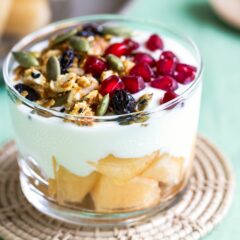 Iaurt cu fructe si mix de cereale cu seminte
