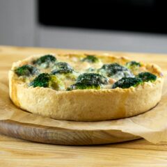 Mini tarta cu broccoli, rosii uscate si branzeturi