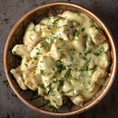 Pui carbonara cu smantana si bacon si salata de ruccola si ardei