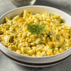 Salata de oua cu mustar si paine prajita (Activ)
