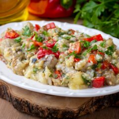 Salata de vinete cu ardei, rosii si crackers